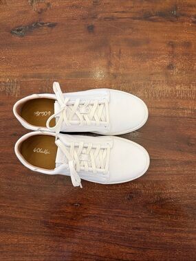 NWOT OluKai Pehuea White Leather Sneakers